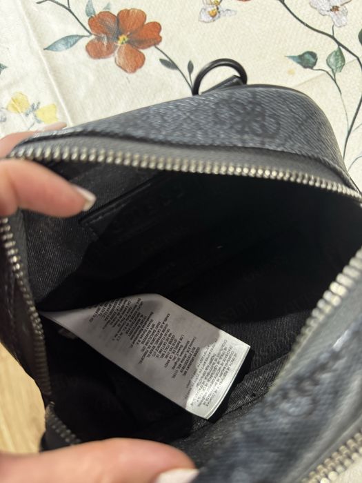 GUESS Vezzola czarna saszetka nerka crossbody