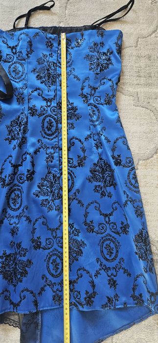 Chabrowa niebieska sukienka czarne brokatowe ornamenty ramiączka