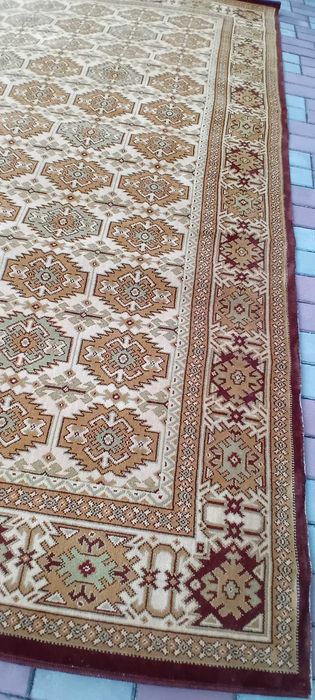 Продам  килим у  гарному стані.