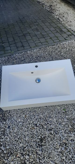 Duża umywalka nablatowa z baterią