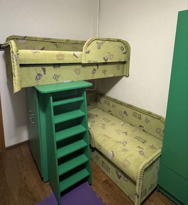 Комплект меблів в дитячу кімнату