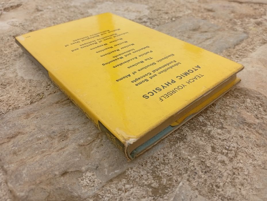 livro clássico "Teach Yourself Books - Atomic Physics"