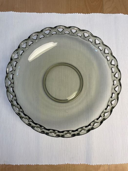 Talerz szklany z ażurowym brzegiem