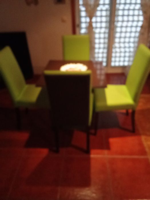 Mesa e quatro cadeiras