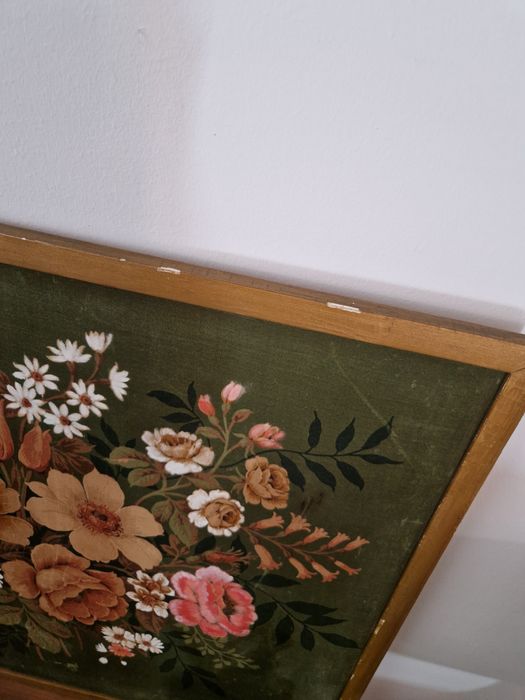 Quadro Antigo em Tecido Pintado à Mão – Motivo Floral