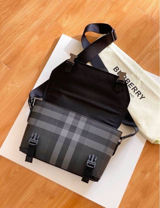 Сумка Burberry Checked logo-embossed messenger мужская чорна чоловіча