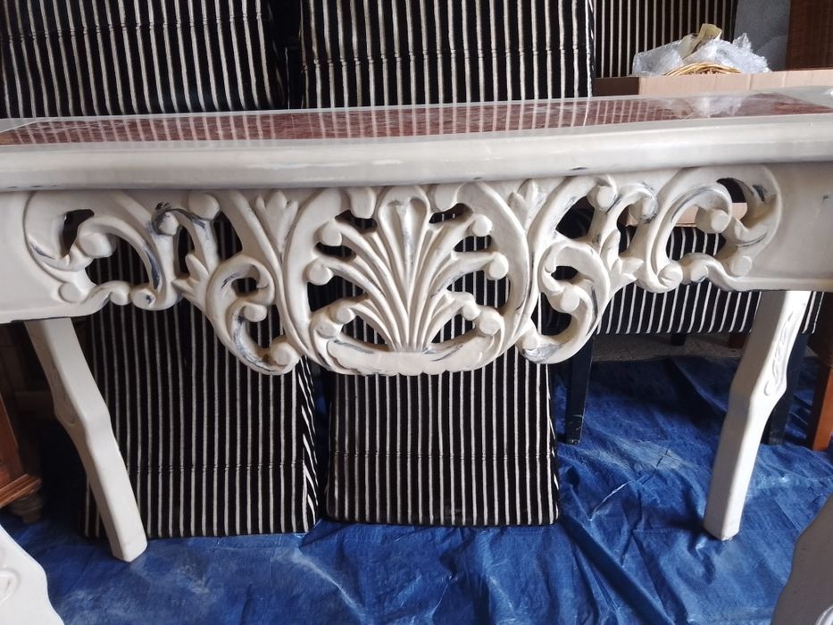 Konsola, stolik przyścienny z kamiennym blatem