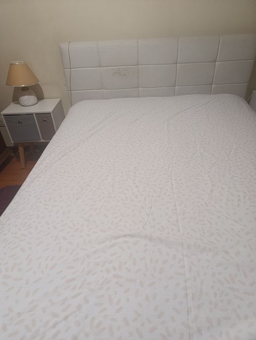 Sofá chaise longo azul escuro.