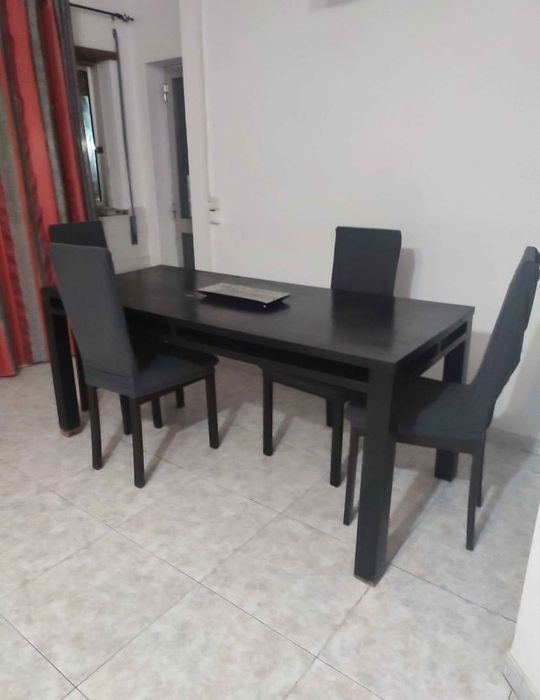 Mesa de jantar com 4 cadeiras pretas