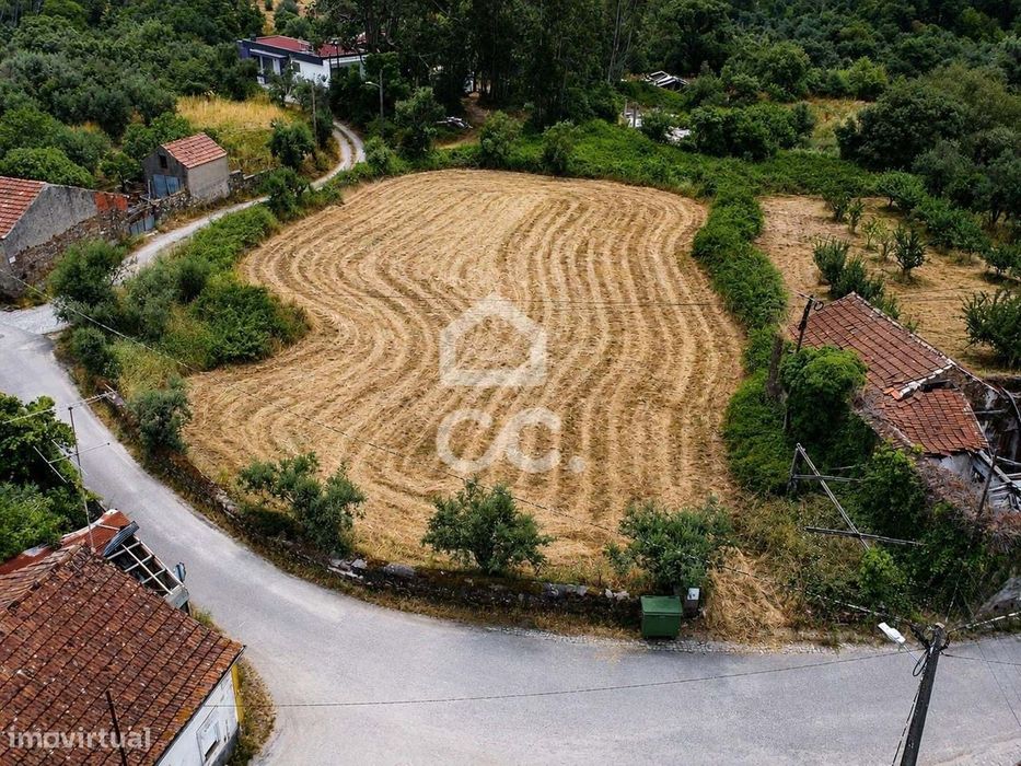 Terreno com viabilidade de construção no Avelar.