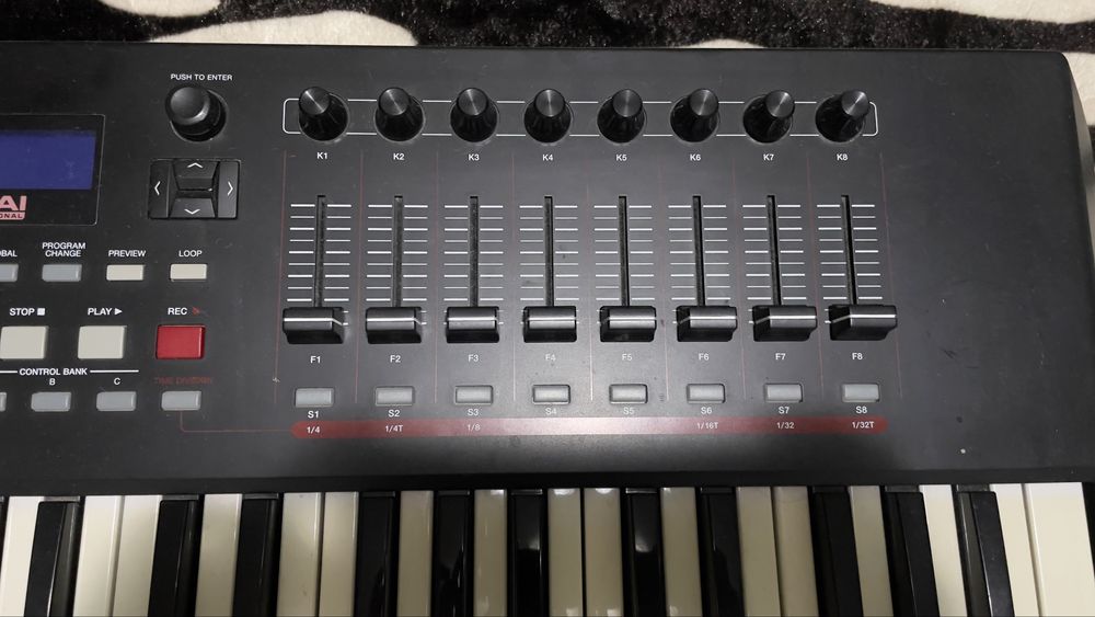 Akai Professional MPK261 – Teclado MIDI 61 Teclas, 16 Pads, Controlador USB