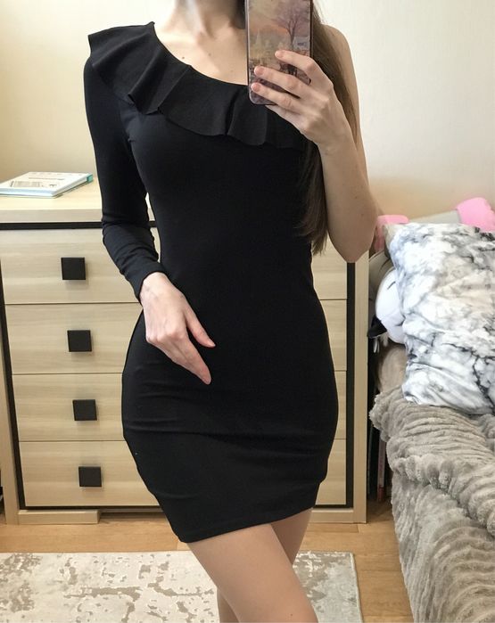 Стильна чорна сукня на одне плече з рюшами – XS