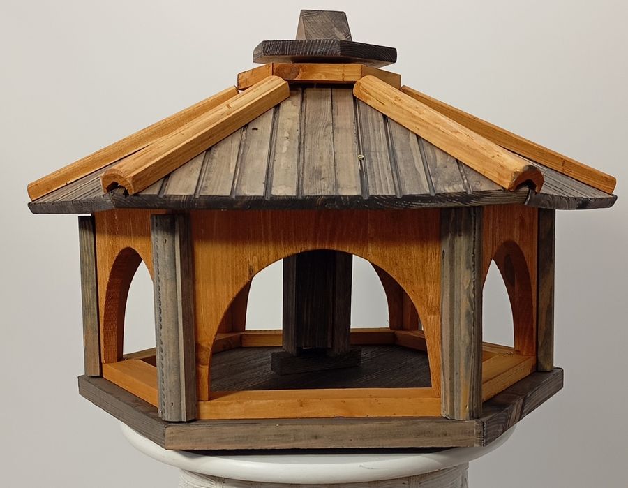 Karmnik dla ptaków - różne rodzaje i kolorystyka