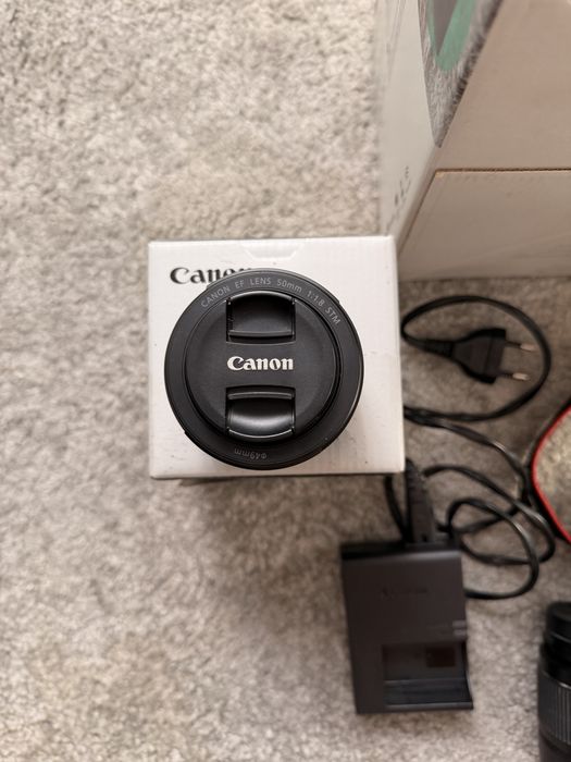 Vendo canon 750d (inclui bolsa + carregador de baterias + 2 lentes)