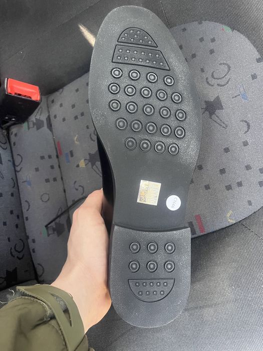 нові  шкіряні чоловічі туфлі