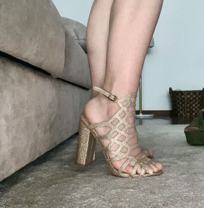 Sandálias douradas tam. 38