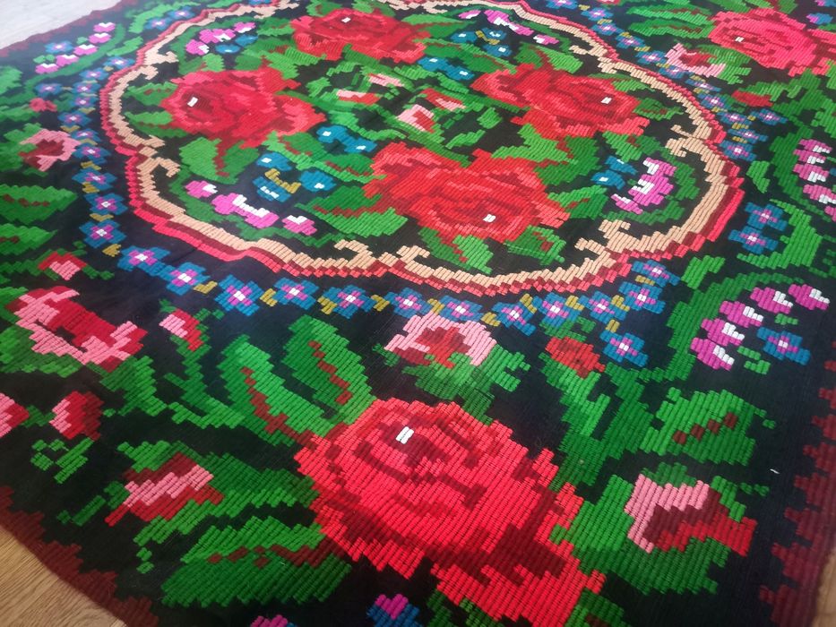 Ludowy dywan kilim w róże wełna