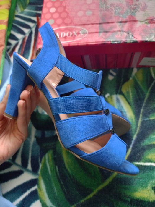 Sandały niebieskie na obcasie 39