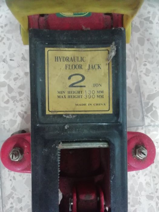 Vendo um macaco hidráulico e uma preguiça para automóvel
