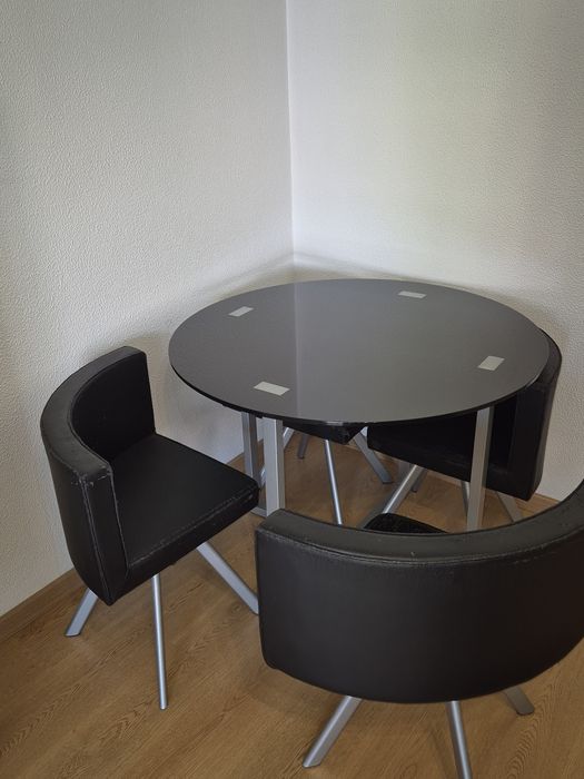 Mesa de vidro  com 4 cadeiras - preto