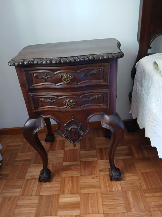 duas mesas de cabeceira estilo clássico com 2 gavetas cada em madeira castanho maciço.