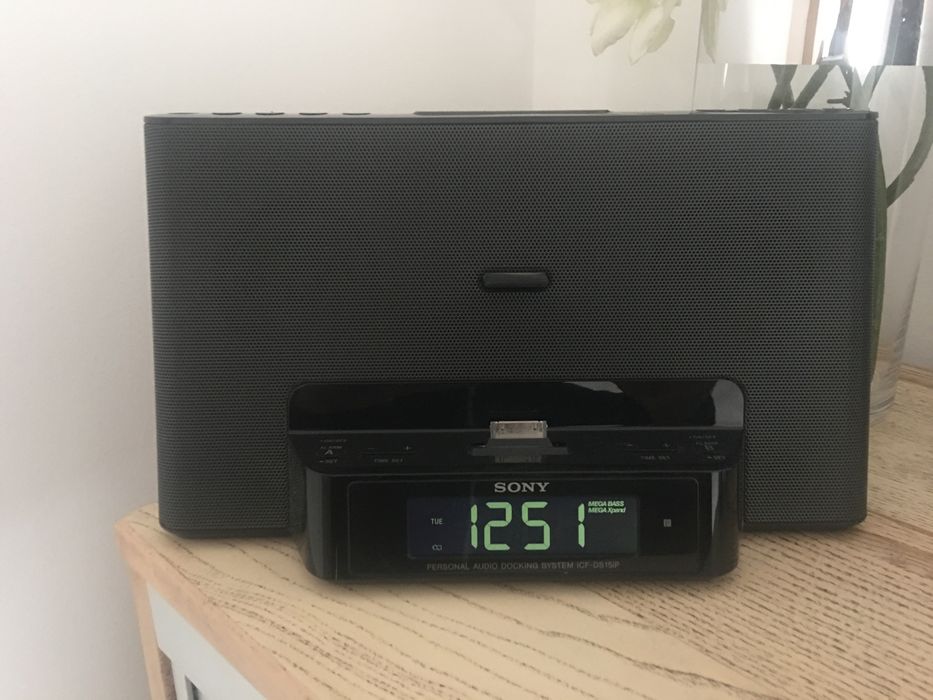 Coluna com radio auxiliar e dock para ipad, iphone ou ipod