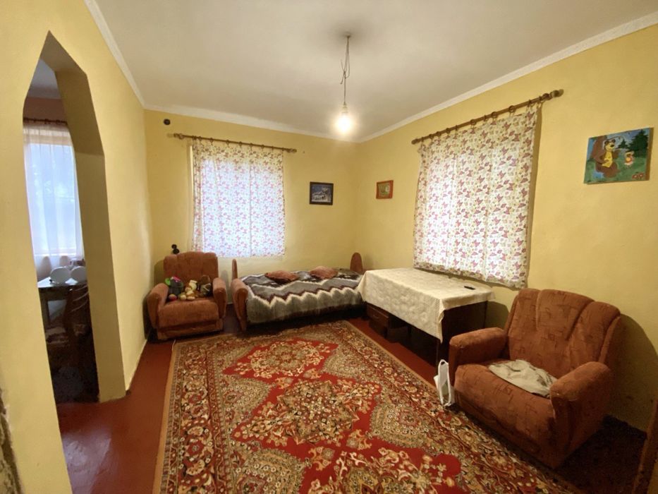 Продаж будинку з великою ділянкою