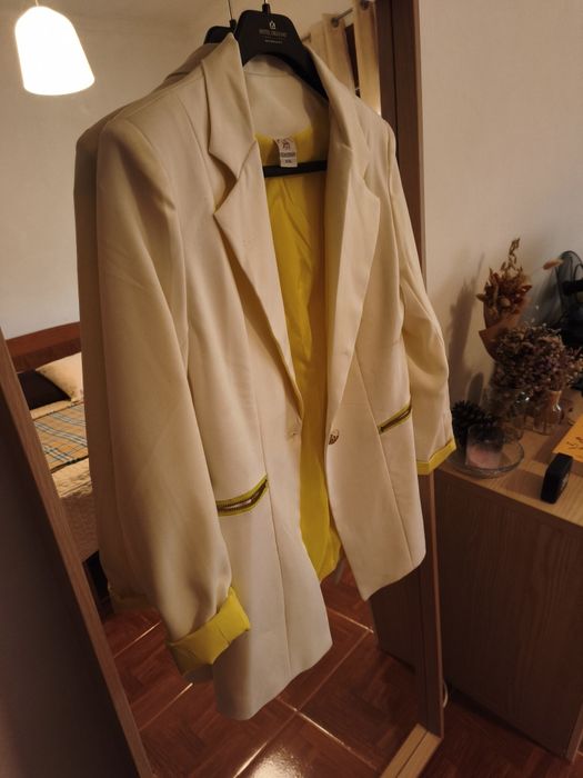 Blazer branco e amarelo