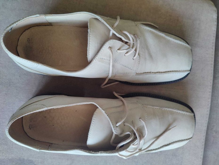 Sapatos cremes em cabedal estado novo tam. 43