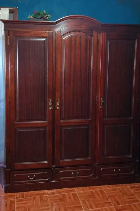 Conjunto de Quarto VINTAGE em Mogno | Guarda-Roupa + Estante c/ Espelho + Mesinha de Cabeceira