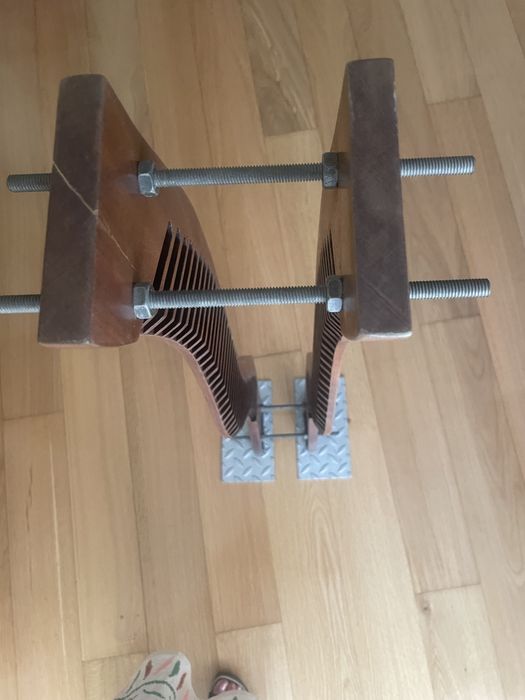 Porta CD em madeira maciça e ferro.Peça única