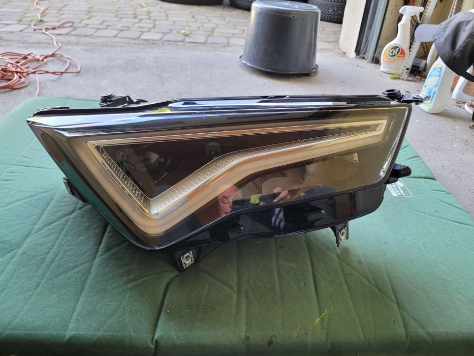 Seat ateca lampa prawa przednia led
