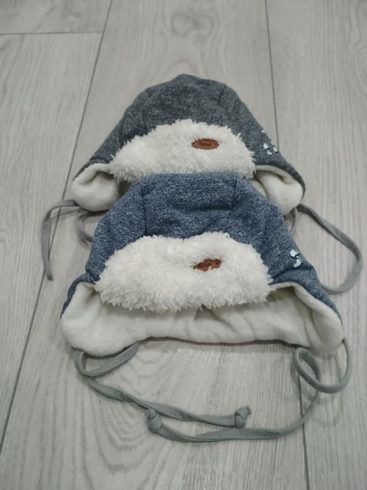 Czapki chłopięce rozmiar 39.  Dwie sztuki.