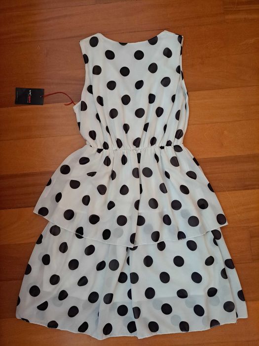 Vestido branco com bolas pretas