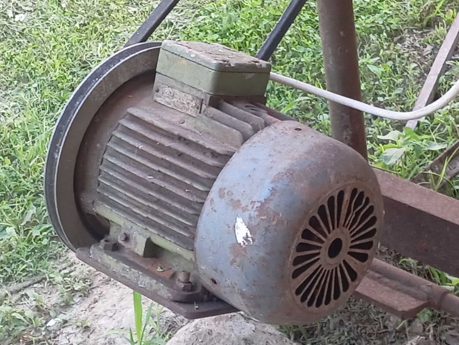 Електродвигун 4 кв / 950 об. з шківом