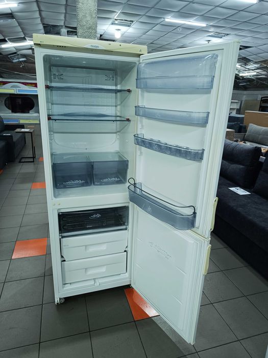 Двокамерий холодильник Snaige RF310