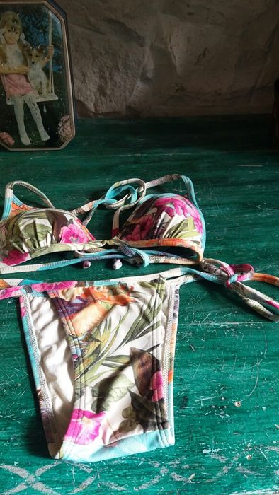 Biquini florido Tamanho  S/M./