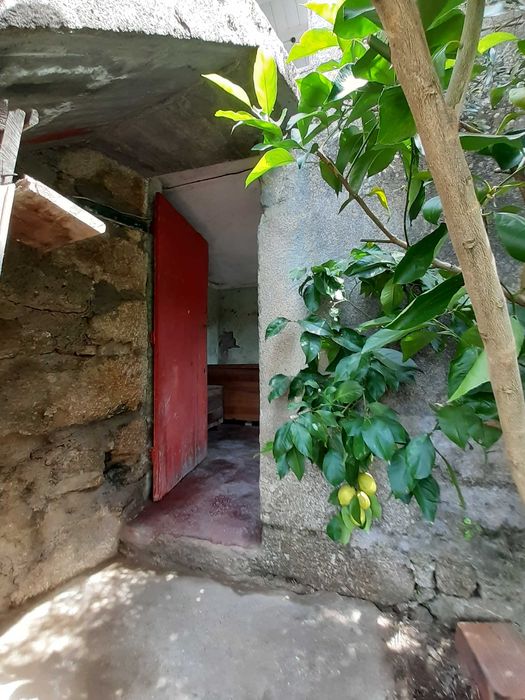Vende-se Moradia em pedra para remodelação