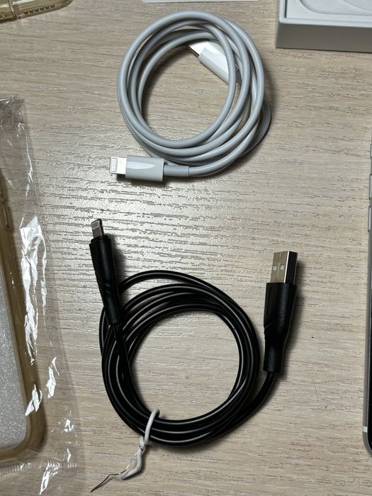 Apple SE, ідеальний стан.128gb.+2 шнура +2 чохла+ скло+коробка.