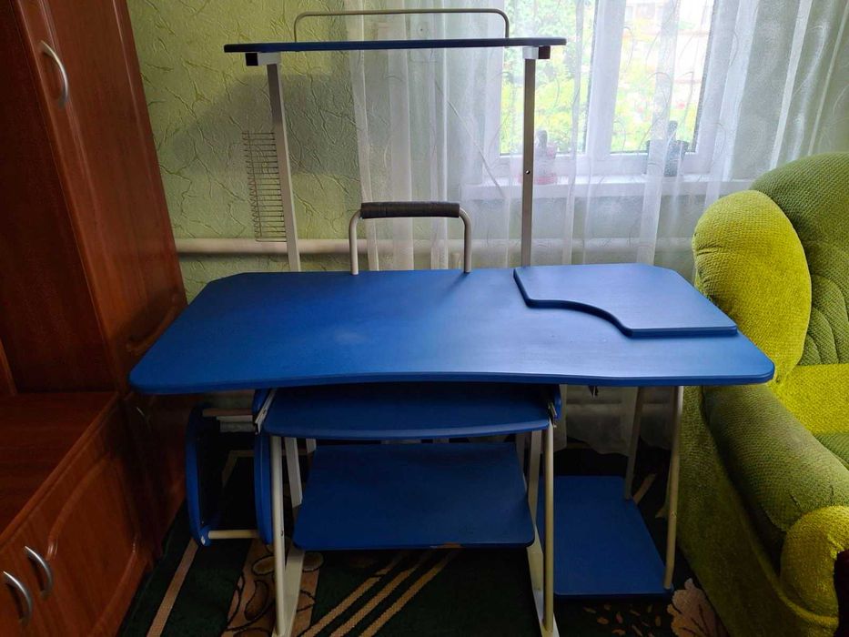 Комп'ютерний стіл