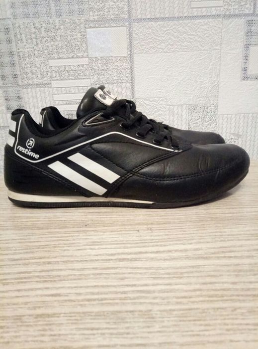 Кожаные кроссовки , футзалки restaim 36 размер