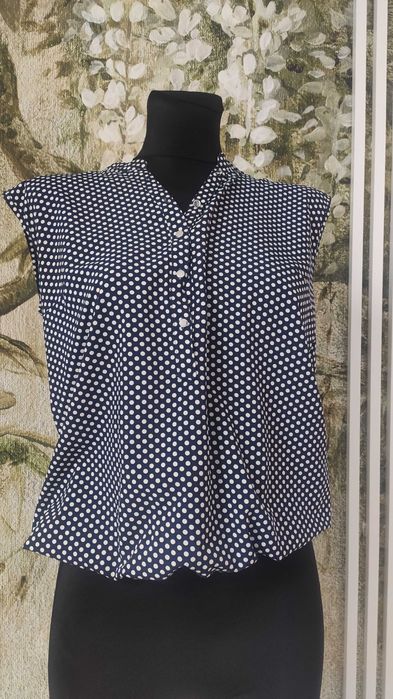 Bluzka bez rękawów w groszki
M / 38