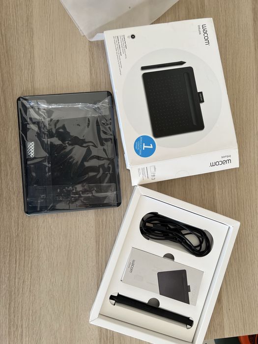 Wacom Intuos graphic tablet for design or photo editing64283923164289124