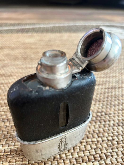 Piersiówka z monogramem XIX/XX w. skóra, pozłacany kubek