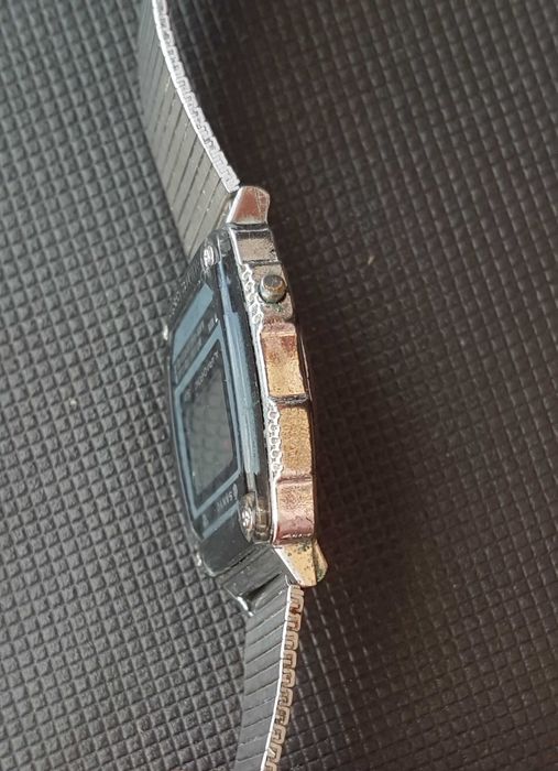 Zabytkowy zegarek cyfrowy Sanyo Alarm Chrono z lat 80.