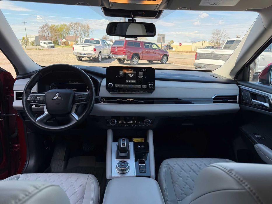 Mitsubishi Outlander Hybrid      2023