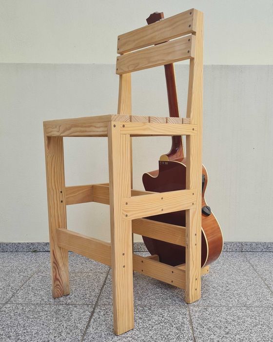 Cadeira Artesanal em Madeira com Suporte para Guitarra - Feita à Mão