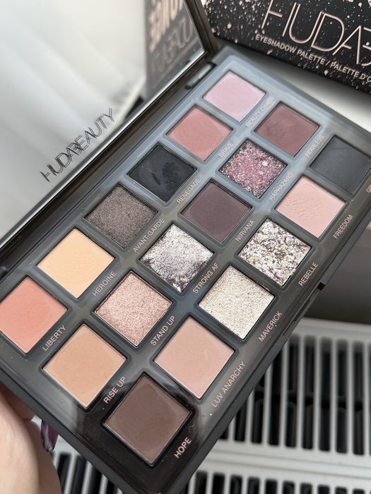 Huda Beauty Pretty Grunge paleta cieni