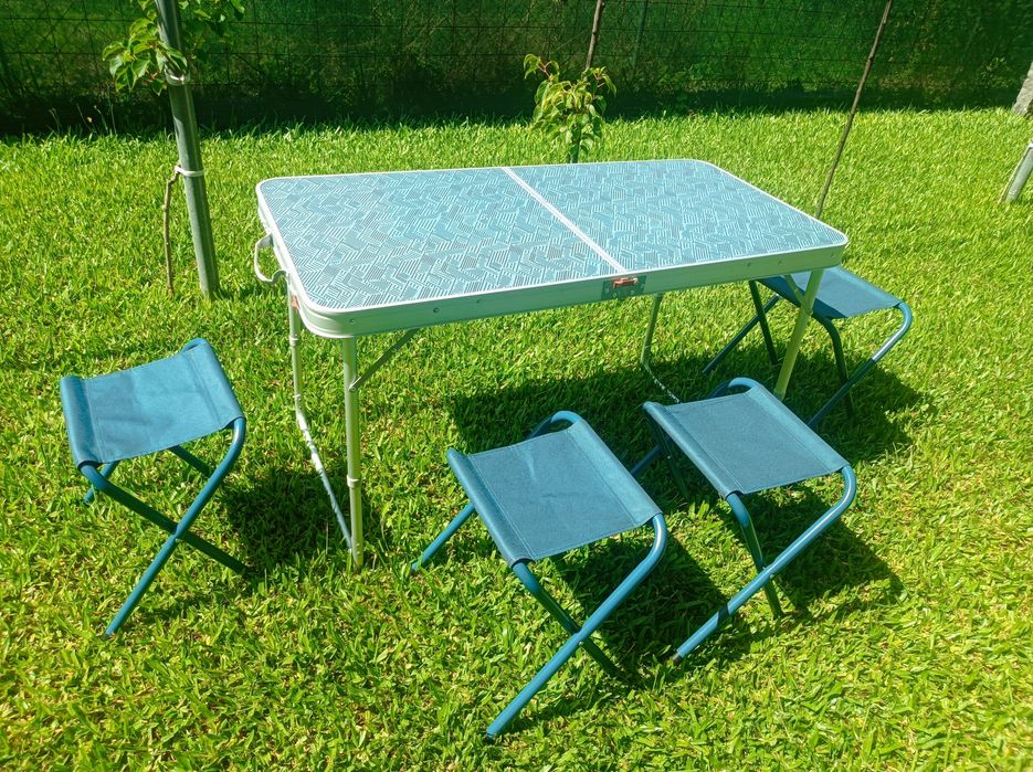 Mesa dobrável com bancos