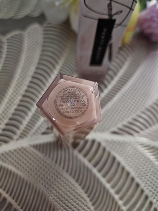 Fenty Beauty gloss bomb two’lip kiss 02 błyszczyk w sztyfcie